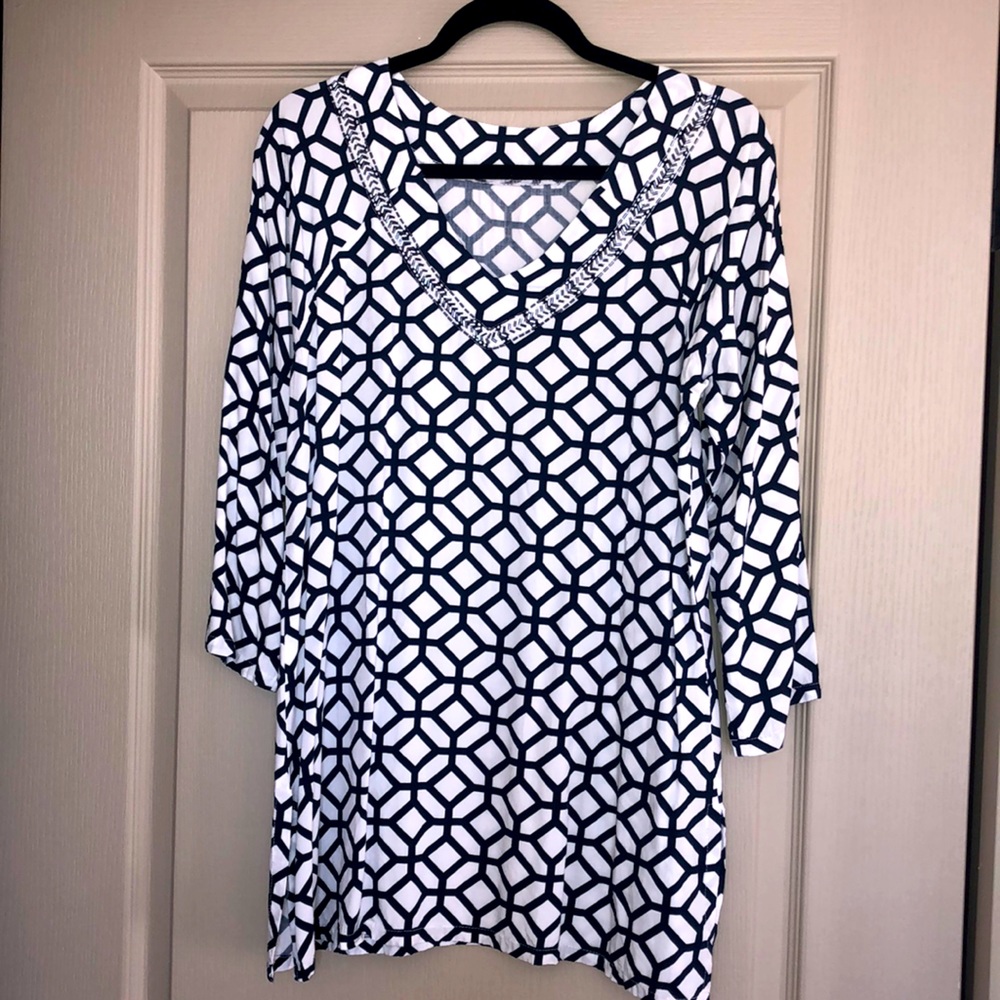 Decorative V neck quarter sleeve blouse
